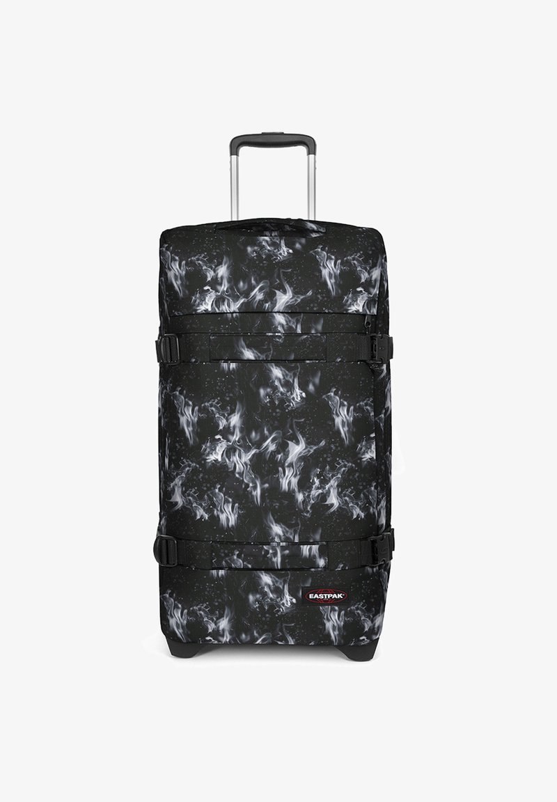 Svart rullväska med ett rökgrått och vitt mönster, hållbart material, utdragbart handtag och spännband för säker förslutning.