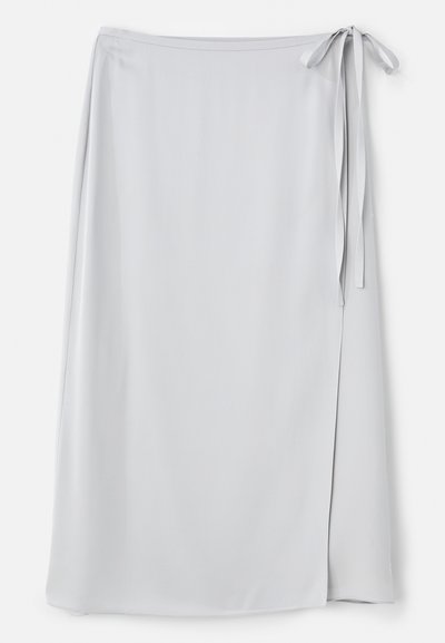 Svetlošedá obalová sukňa s hladkou textúrou, bočným viazaním a jemným rozparkom na ľavej strane. Jednoduchý dizajn bez vzorov alebo akcentov.