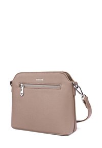 Tašky crossbody v taupe textuře se stříbrnou kapsou se zipem na přední straně a odnímatelným popruhem, značena "BE VUCH" nad zipem.