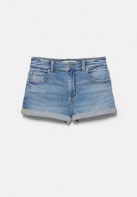 Short en jean bleu clair avec revers roulés, bouton devant, fermeture éclair et style cinq poches sur fond blanc.