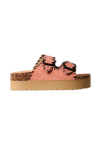 Sandale slide en daim rose avec deux brides réglables à boucle, détails de coutures noires, semelle intérieure en liège et semelle extérieure en caoutchouc beige épaisse.