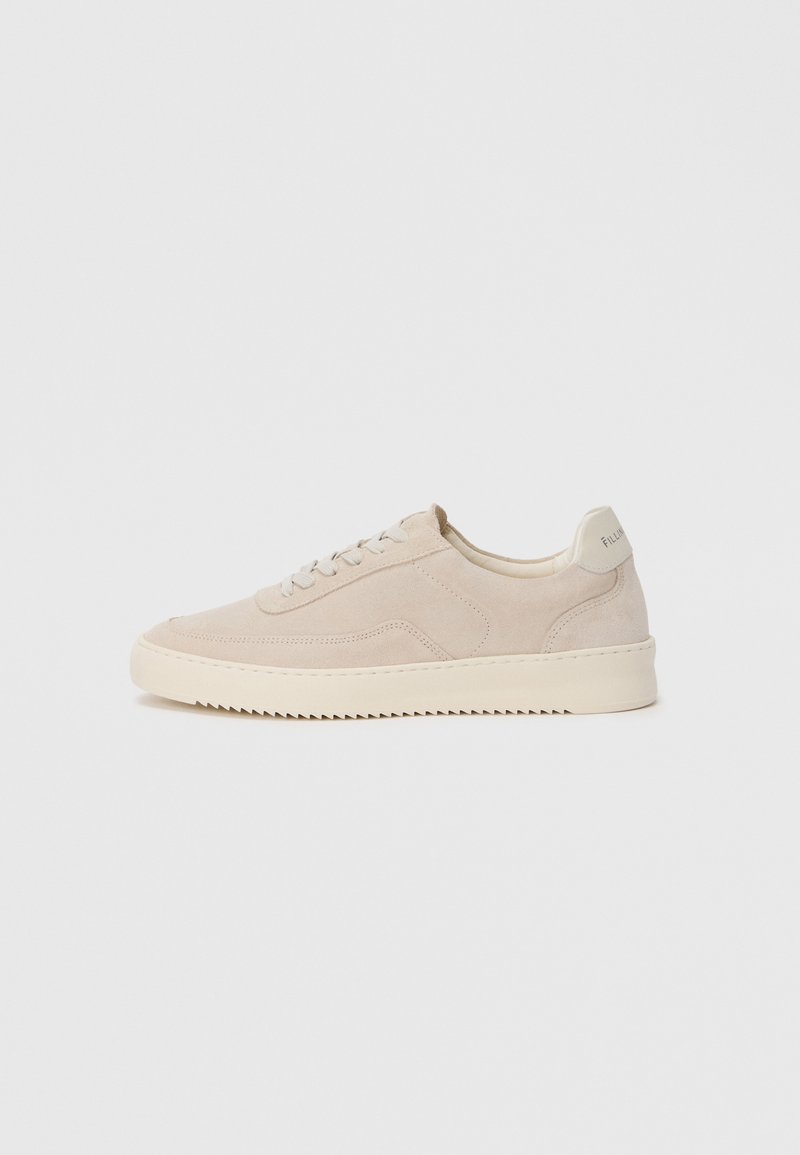 Μπεζ αθλητικό παπούτσι από σουέντ με στρογγυλεμένη μύτη, μπροστινό κλείσιμο με κορδόνια, υφασμάτινες πλευρικές λεπτομέρειες και κρέμ σόλα από καουτσούκ· διακριτικό λογότυπο στη φτέρνα.