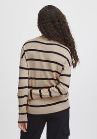 Beiger Pullover mit dunkelbraunen horizontalen Streifen, gerippten Bündchen und Saum, lockere Passform, weiche Textur, Ansicht von hinten.