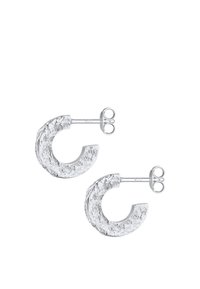 Orecchini a cerchio in tonalità argento con una finitura texturizzata e stropicciata. Presentano una forma a mezzaluna e una chiusura posteriore sicura. Marcati 925 per argento sterling.