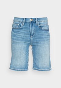 Bermudas de denim azul claro con corte recto, diseño de cinco bolsillos, costuras en contraste y cierre frontal de botón de latón.
