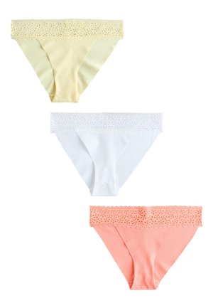 Trzy damskie majtki typu bikini w kolorach żółtym, białym i brzoskwiniowym z koronkowymi pasami w talii, ułożone pionowo na białym tle.