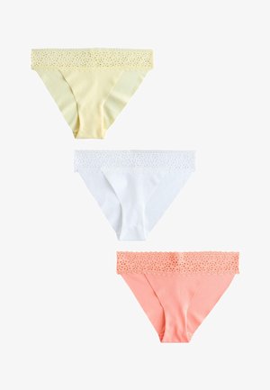 Drie damesbikini's in geel, wit en perzik met kanten taillebanden, verticaal gerangschikt op een witte achtergrond.