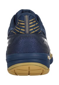 Tummansininen urheilukenkä, jossa on teksturoitu kangas, tukevat kanta ja keltaiset kuvioidut yksityiskohdat. Varustettu kumipohjalla, jossa on näkyvä kuvio.