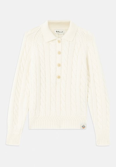 Crème kabelgebreide trui met een kraagnek, een placket met vier knopen, geribbelde boorden en een klein logo-opdruk aan de onderkant.