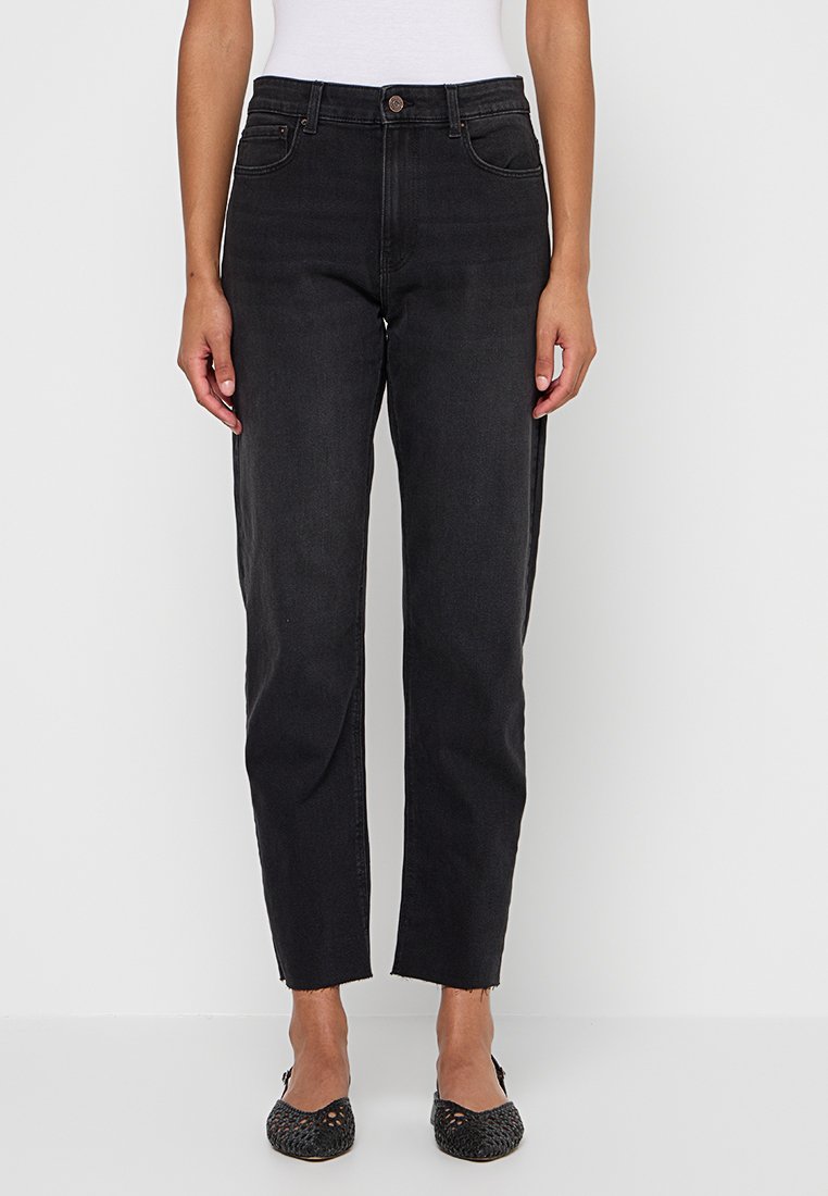 Schwarze Jeans aus Denim mit geradem Bein, vorderer Knopfverschluss und klassischem Fünf-Taschen-Stil. Der Stoff wirkt robust und hat eine glatte Textur.