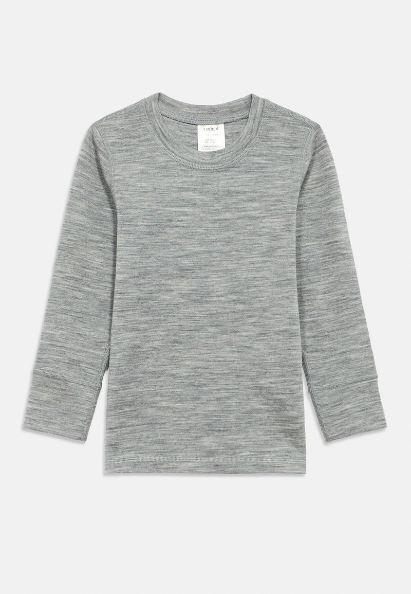 Maglietta grigia a maniche lunghe realizzata in un materiale morbido e lavorato a maglia. Presenta uno scollo rotondo e un design senza cuciture con maniche leggermente affusolate.