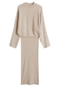 Robe en maille beige avec de longues manches amples, un col ras du cou et une texture côtelée. Le design présente une silhouette ajustée et un minimalisme dans les détails.