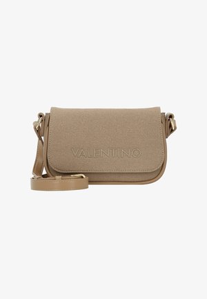 Bolso bandolera color coñac con textura de tela y detalles en cuero. Cuenta con cierre de solapa, correa ajustable y detalle de logo en relieve.