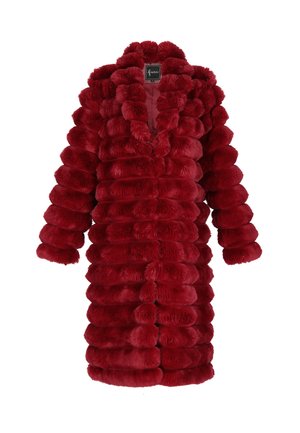 Cappotto in finta pelliccia rossa con una texture morbida, maniche corte e una vestibilità rilassata. Il design presenta un profondo scollo a V e segmenti arrotondati a strati.