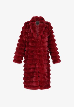 Palton din blană artificială roșie, cu o textură pufoasă, mâneci scurte și un croi lejer. Designul include un decolteu adânc în V și segmente rotunjite, stratificate.