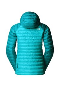 Teal isolerad jacka med en quiltad design, åtsittande huva och sidofickor. Har en logotyp på övre ryggen.