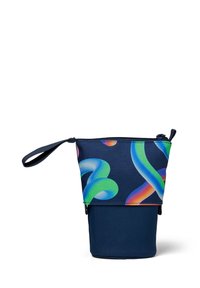 Mehrfarbige Stofftasche mit einem Reißverschluss oben. Besitzt abstrakte Wirbelmuster, einen navyfarbenen Grund und einen Tragriemen auf einer Seite.