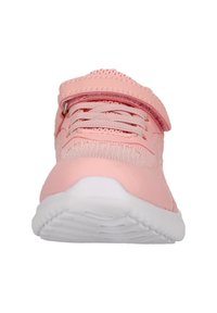 Rosa Sportschuh mit Obermaterial aus gestricktem Stoff, elastischen Schnürsenkeln, verstellbarem Riemen und einer weißen Gummisohle. Glatte Textur und abgerundete Form.