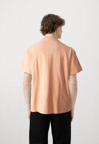 Jack & Jones PREMIUM JPRBLAHARVEY TEE UNISEX - Navadna majica - canyon sunset