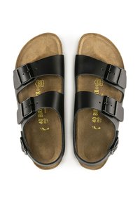 Svarta lädersandaler med två justerbara spännen, korkfotbädd och en texturerad tan-inläggssula. Storlek 40 markerad på fotbädden.