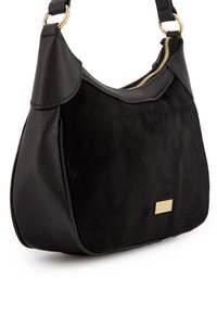 Schwarze Handtasche aus Wildleder und strukturiertem Leder. Sie hat eine gebogene Form, goldene Hardware-Details und einen Reißverschlussverschluss oben.