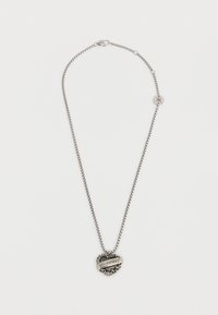 Ασημένιο κολιέ αλυσίδα με μενταγιόν σε σχήμα καρδιάς που διαθέτει μια κορδέλα χαραγμένη με τη φράση "ED HARDY" και ένα μικρό στρογγυλό γούρι κοντά στο κούμπωμα.