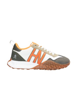 Zapatilla baja con paneles blancos, grises y naranjas, forro interior naranja, cordones blancos y suela de goma marrón texturizada.