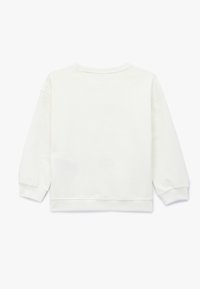 Sudadera blanca de manga larga, con puños acanalados y un cuello redondo. Tejido suave con una textura lisa, sin logotipos ni patrones visibles.