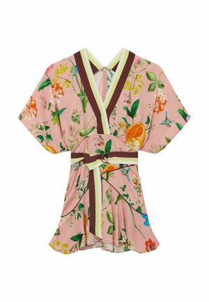 Růžové květinové krátké šaty se širokými rukávy, výstřihem do V lemovaným hnědými a krémovými pruhy a s páskem s proužky a přezkou ve tvaru D-kroužku.