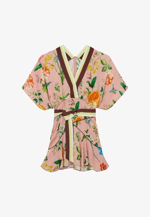 Růžové květinové krátké šaty se širokými rukávy, výstřihem do V lemovaným hnědými a krémovými pruhy a s páskem s proužky a přezkou ve tvaru D-kroužku.