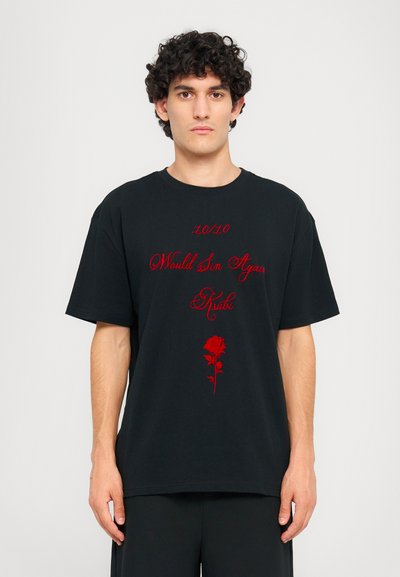 Tricou negru din bumbac cu text roșu și un grafic cu trandafir pe față. Designul include un guler rotund și mâneci scurte.