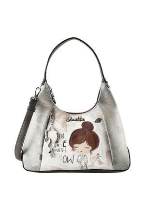 Handtasche mit metallisch strukturierten Seiten, Cartoon-Mädchen mit braunem Dutt, Schlüsselanhänger und dem Text "In love with knowledge" auf der Vorderseite.