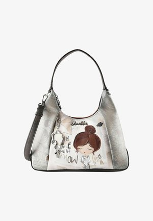 Handtasche mit metallisch strukturierten Seiten, Cartoon-Mädchen mit braunem Dutt, Schlüsselanhänger und dem Text "In love with knowledge" auf der Vorderseite.