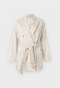 Kabátik krémovej farby s tenkými zvislými hnedými pruhmi, širokými klapami, látkovým opaskom previazaným v páse a predným vreckom na pravej strane.