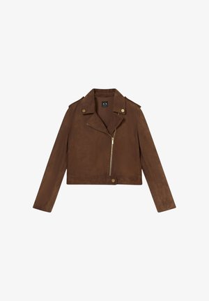 Brun kort bikerjakke med asymmetrisk frontlynlås, krave med slag, skulderstropper og knapdetaljer ved taljen.