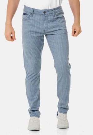Blaue und weiße gestreifte Hose mit slim fit, mit Knopfverschluss und Fronttaschen, aus leichtem Stoff.