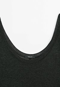 Czarny dzianinowy top na ramiączkach z szerokim dekoltem w kształcie litery U i delikatną strukturą. Wewnątrz widoczna metka z napisem "Massimo Dutti, Made in China".