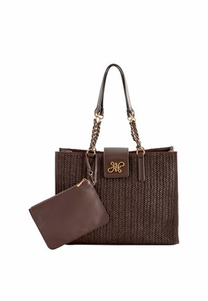 Brązowa tkana torba typu tote z rączkami na łańcuszku ze skóry oraz małą dołączoną skórzaną saszetką z złotym zamkiem błyskawicznym i ozdobnym zapięciem.
