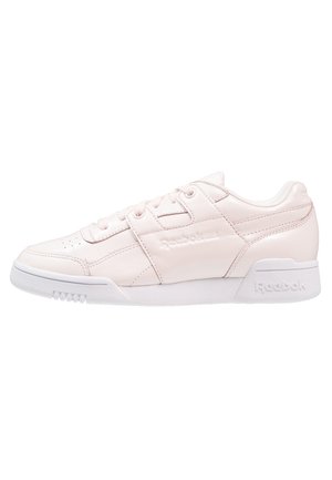 Světle růžové nízké tenisky Reebok se šněrováním, polstrovaným límcem a bílou gumovou podrážkou s logem Reebok na boku a patě.