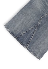Pezzo di denim di colore azzurro chiaro con orlo sfrangiato. Presenta un taglio angolato unico all'orlo e un leggero sbiadimento per aggiungere texture.