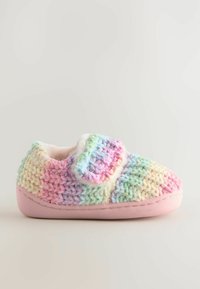 Chausson en tricot aux couleurs pastel en arc-en-ciel, avec une doublure douce et pelucheuse, une sangle réglable et une semelle en caoutchouc rose pâle.