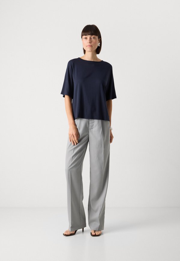 CUT ON SLEEVE - Basic T-shirt2