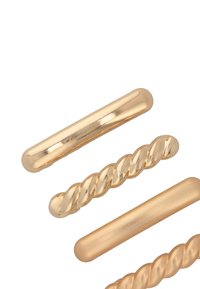 Quattro fermagli per capelli in oro, con design diversi: uno liscio, due attorcigliati e uno con finitura opaca; tutti sono allungati e di forma ovale.