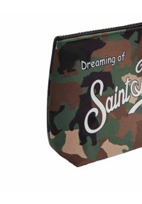 Borsa con motivo camouflage che presenta orsi neri, tonalità beige e verdi, con testo bianco che dice "Sognando Saint". Chiusura con cerniera.