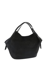 Μαύρη τσάντα χειρός από σουέτ με καμπυλωτή σιλουέτα, που διαθέτει διπλούς ιμάντες ώμου, λείες δερμάτινες λεπτομέρειες και ανοιχτό πάνω μέρος.
