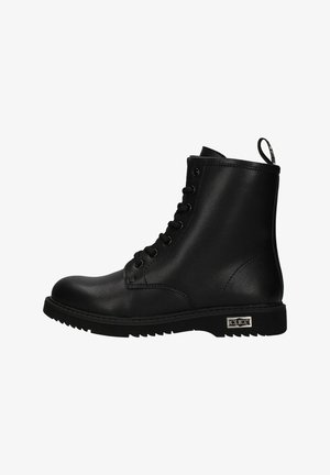 Botines negros de piel, con diseño de cordones, punta redonda y suela de goma con detalles texturizados. Detalle de herrajes plateados.