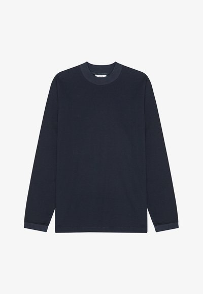 Granatowa koszula z długim rękawem, wykonana z gładkiej bawełny, z okrągłym dekoltem, luźnym krojem i mankietami. Bez wzorów ani grafik.