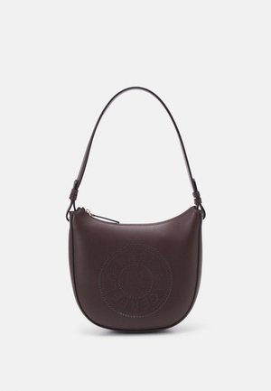 Ciemnobrązowa skórzana torba na ramię o zaokrąglonym kształcie, z perforowanym okrągłym logo z przodu oraz pojedynczym, regulowanym paskiem z klamrą.