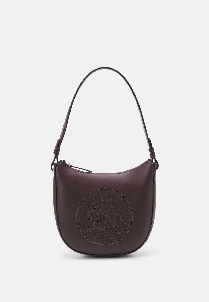 Sac à bandoulière en cuir marron foncé de forme courbée, logo circulaire perforé sur le devant, avec une sangle unique ajustable munie d'une boucle.