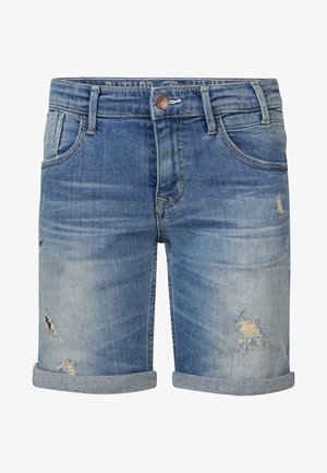 Polo grigio con colletto e rifiniture bianche, abbinato a pantaloni corti in denim arrotolati. Sandali beige con un'acca e suola in sughero.